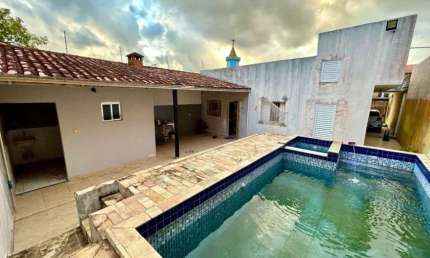 Casa com 3 quartos, piscina e área gourmet com churrasqueira em Itanhaém.