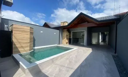Casa na praia com 3 quartos, piscina e área gourmet com churrasqueira em Peruíbe.