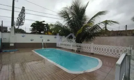 Casa com 2 quartos, piscina e área gourmet com churrasqueira em Itanhaém.