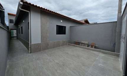 Casa com 3 quartos, piscina e área gourmet em Mongaguá.