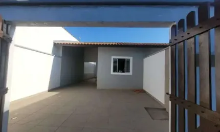 Casa com 2 quartos e espaço para piscina em itanhaém.