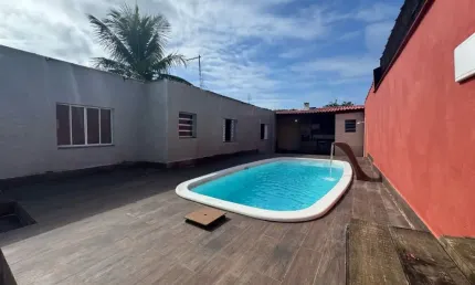Casa com 2 quartos, piscina e área gourmet com churrasqueira em Peruíbe.