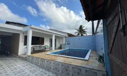 Casa na praia com 2 quartos, piscina e área gourmet em Peruíbe.