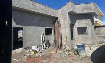 Casa em construção com 3 quartos e área gourmet em Itanhaém.