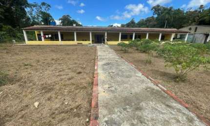 Chácara com 4 quartos e área gourmet com churrasqueira em Itanhaém.