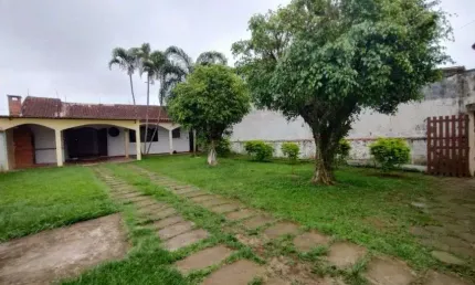 Casa com 2 quartos, espaço para piscina e área gourmet com churrasqueira em Itanhaém.