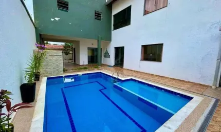 Casa na praia com 4 quartos, piscina e área gourmet com churrasqueira em Peruíbe.