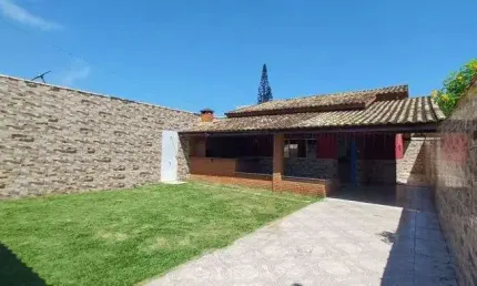 Casa na praia com 3 quartos, área gourmet e espaço para piscina em itanhaém.
