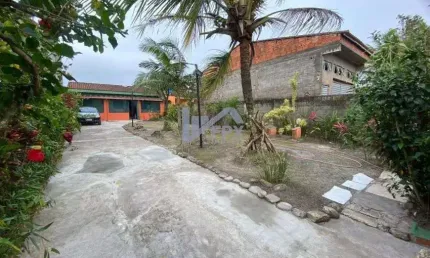 Casa com 2 quartos, jardim e espaço para piscina em Itanhaém.