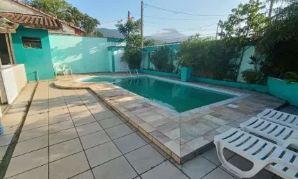 Casa com 4 quartos, piscina, área gourmet e jardim em Peruíbe.