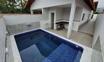 Casa com 2 quartos, piscina e espaço gourmet em Itanhaém.