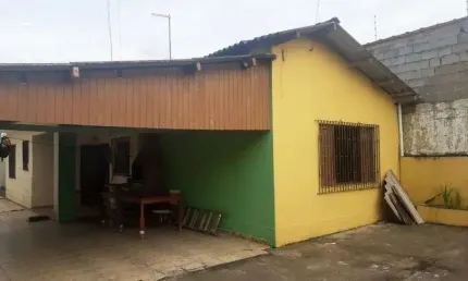Casa com 2 quartos e área gourmet com churrasqueira em Itanhaém.