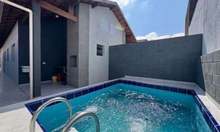 Casa na praia com 2 quartos, piscina e área gourmet em Itanhaém.