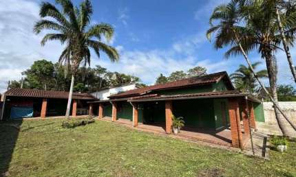 Chácara com 5 quartos, jardim e área gourmet com churrasqueira em Itanhaém.