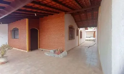 Casa com 3 quartos, piscina e churrasqueira em Itanhaém.