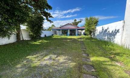 Casa com 2 quartos, espaço para piscina e jardim em Itanhaém.