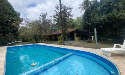 Chácara com 7 quartos, piscina, lago e churrasqueira em Peruíbe.