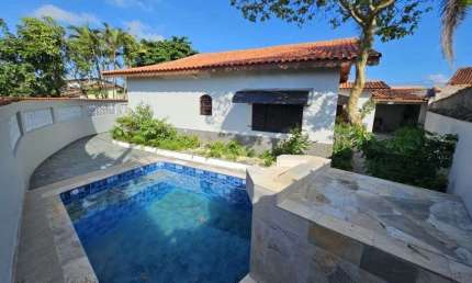 Casa com 3 quartos, piscina e área gourmet com churrasqueira em Mongaguá.