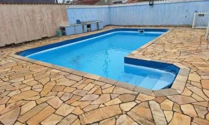 Casa em condomínio com piscina, 2 quartos e churrasqueira em Peruíbe.