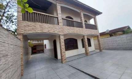 Casa com 3 quartos e área gourmet com churrasqueira em Itanhaém.