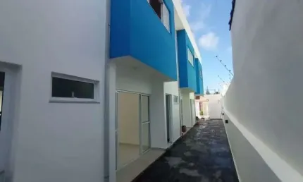 Casa em condomínio com 2 quartos, piscina e churrasqueira em Itanhaém.