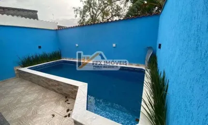 Casa com piscina, 2 quartos e área gourmet em itanhaém.