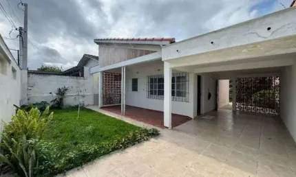 Casa com 2 quartos, jardim, churrasqueira e espaço para piscina em Itanhaém.