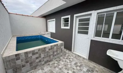 Casa em condominio com piscina e 2 quartos em Itanhaém.