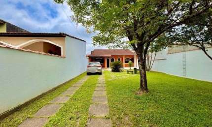 Casa na praia com 2 quartos, área gourmet e espaço para piscina em Itanhaém.
