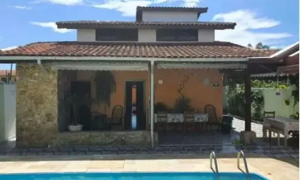 Casa com 3 quartos, piscina, área gourmet e jardim em Itanhaém.