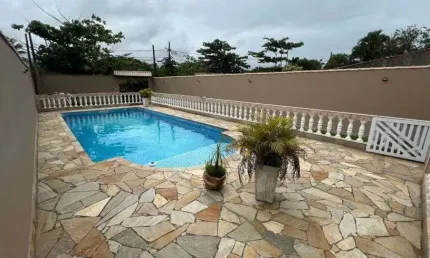 Casa na praia com piscina, 4 quartos e área gourmet com churrasqueira em Itanhaém.