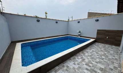 Casa com piscina, 2 quartos e churrasqueira em Itanhaém.