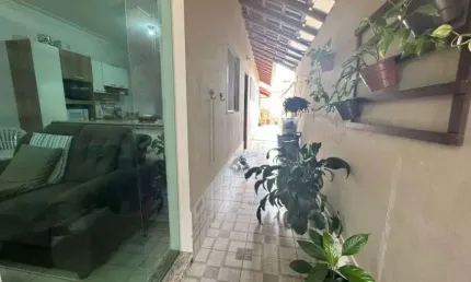 Casa com 2 quartos e área gourmet com churrasqueira em Itanhaém.