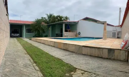 Casa com piscina, 3 quartos e área gourmet com churrasqueira em Itanhaém.