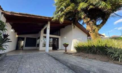 Casa à 90m do mar com 4 quartos, área gourmet e jardim em Peruíbe.