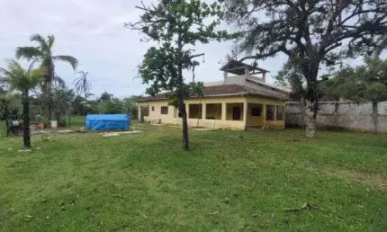 Chácara com 3 quartos, churrasqueira e jardim em itanhaém.
