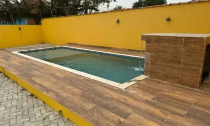 Casa em condomínio com piscina e 2 quartos em Itanhaém.