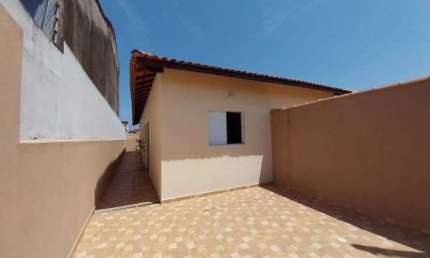 Casa com 2 quartos e área gourmet com churrasqueira em Itanhaém.