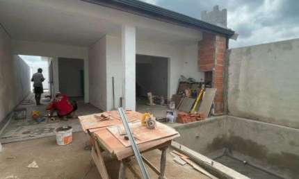 Casa com 2 quartos, piscina e churrasqueira em Peruíbe.