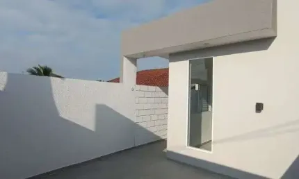 Casa com 2 quartos, piscina e área gourmet com churrasqueira em Itanhaém.