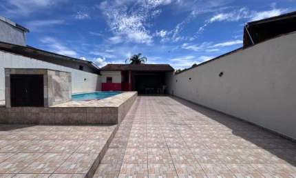 Casa na praia com piscina e área gourmet com churrasqueira em Itanhaém.
