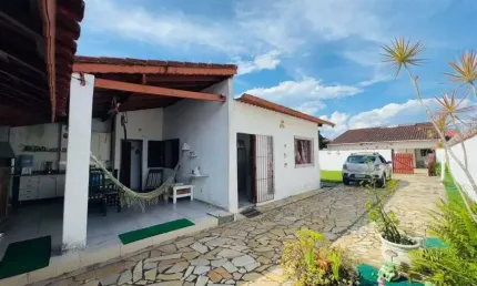 Casa na praia com 3 quartos, área gourmet e espaço para piscina em Itanhaém.