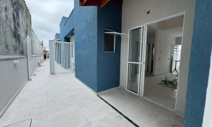 Casa em condomínio com 2 quartos e piscina em Itanhaém.