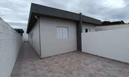Casa com 2 quartos e espaço para piscina em Itanhaém.