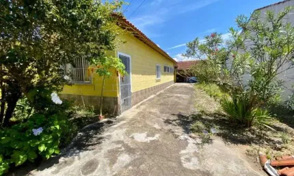 Casa com área gourmet, jardim e espaço para piscina em Itanhaém.