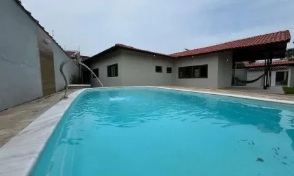 Casa na praia com 4 quartos, piscina, edícula e área gourmet com churrasqueira em Itanhaém.