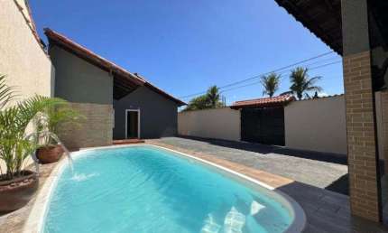 Casa na praia com 4 quartos, piscina e área gourmet em Itanhaém.