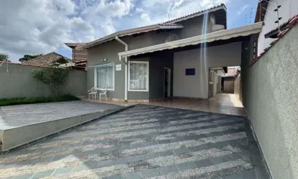 Casa à 150m do mar com piscina e 4 quartos em Peruíbe.
