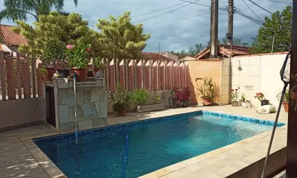 Casa com piscina, 3 quartos e área gourmet com churrasqueira em Itanhaém.