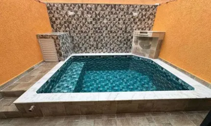 Casa em condomínio com 2 quartos, piscina e churrasqueira em Itanhaém.